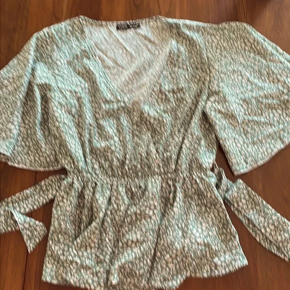 Green and cream vneck top size medium runs small NEW without tags - Picture 3 of 8